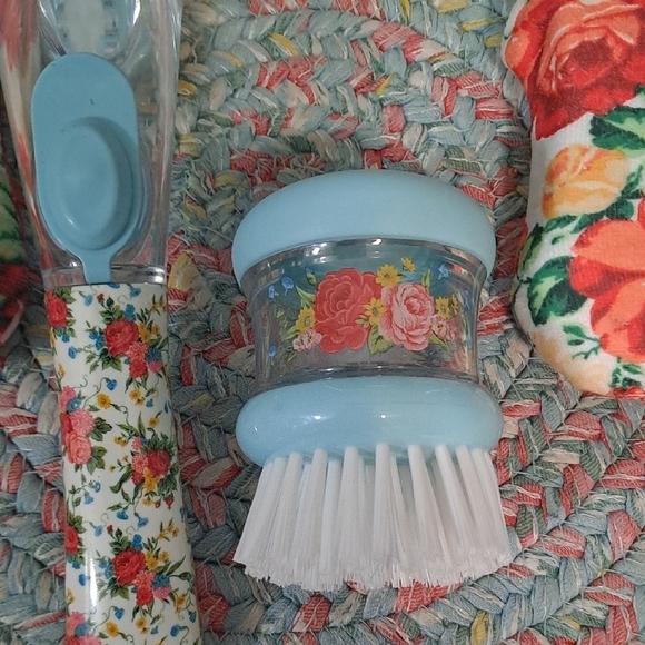 Floral Cleaning Brush Set with Floral Covers - Picture 3 of 4